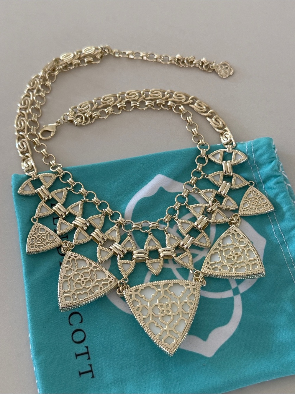 DISCO Kendra Scott White Emily Necklace - Picture 7 of 7